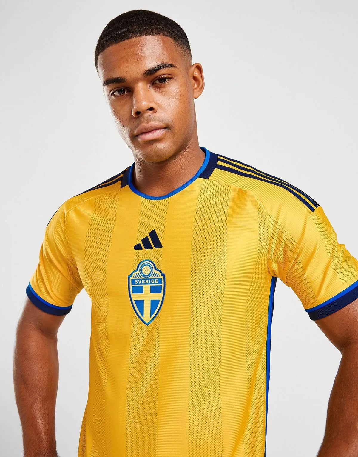 camiseta_suecia_titular_2022_tres