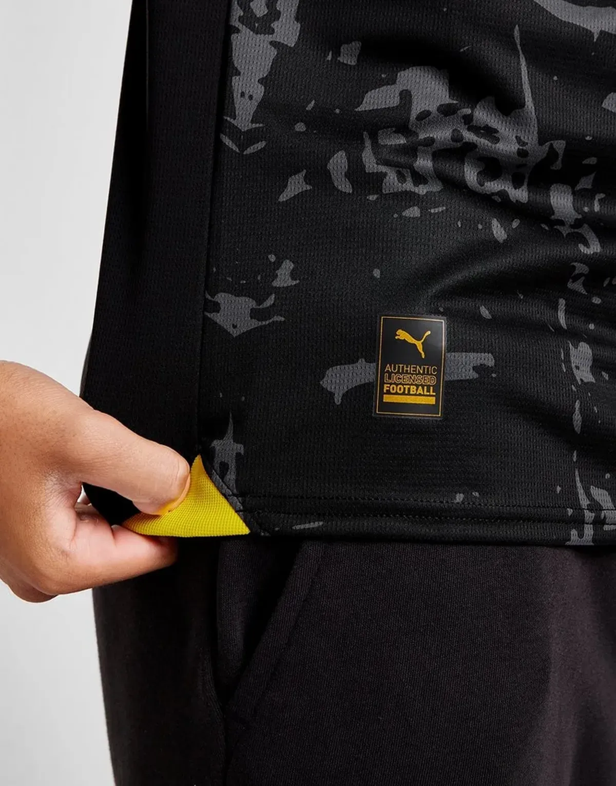 camiseta_borussia_dortmund_segunda_equipacion_23-24_detalle