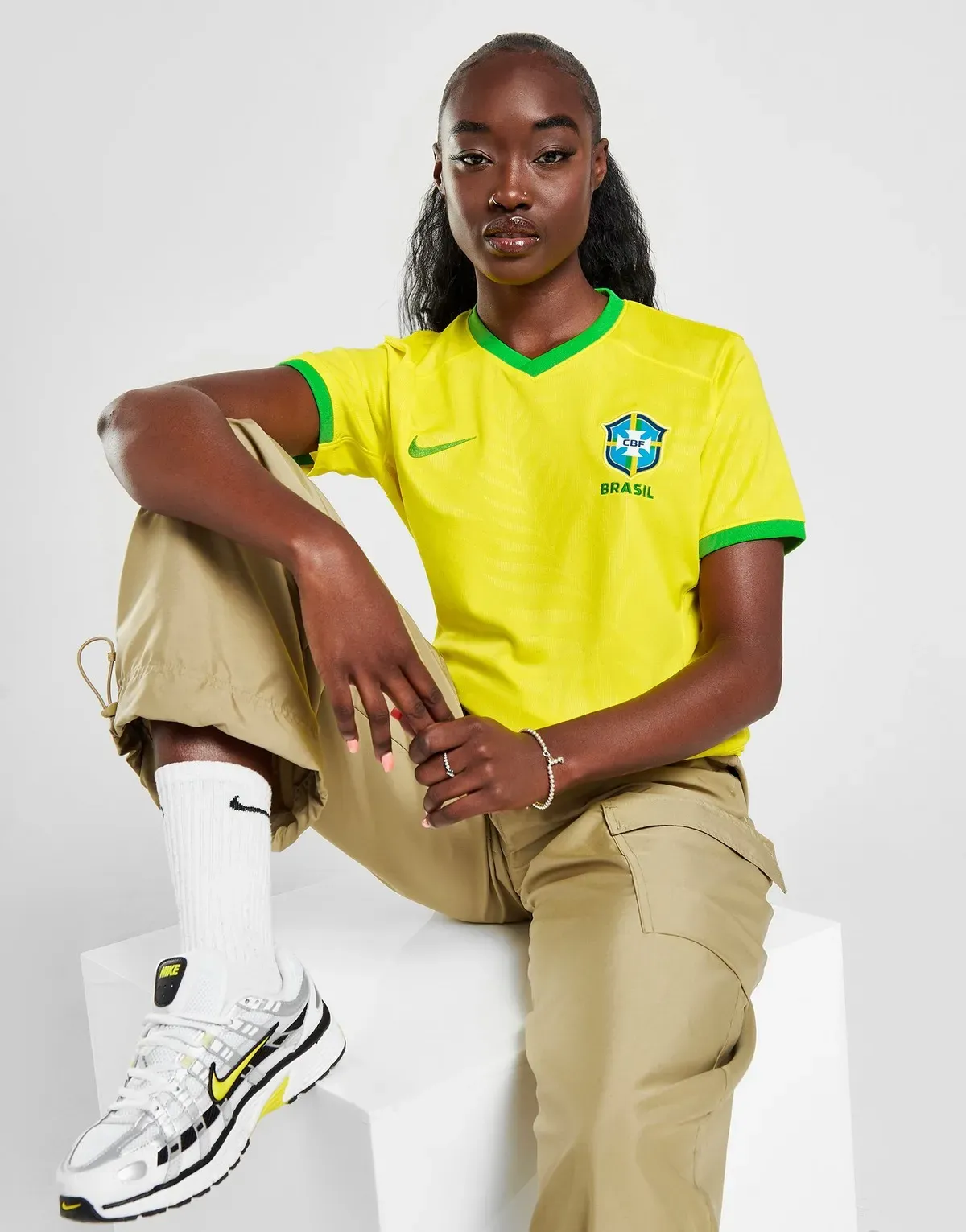 camiseta_brasil_titular_mujer_2023_modelo
