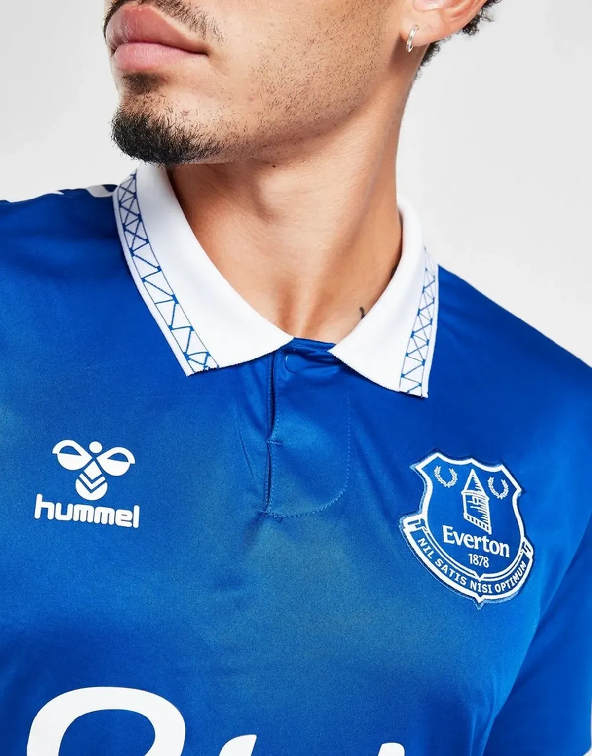 camiseta_everton_fc_primera_equipacion_23-24_escudo