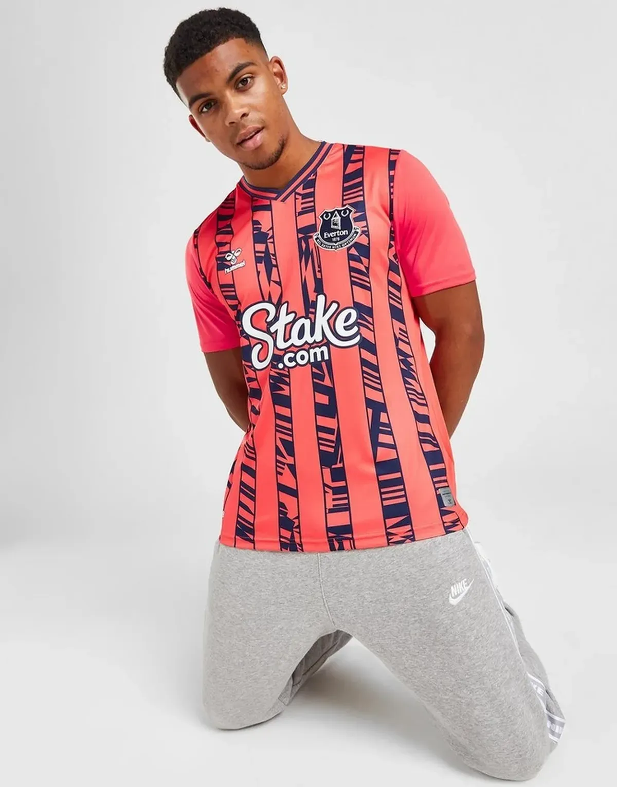 camiseta_everton_fc_segunda_equipacion_23-24_posado
