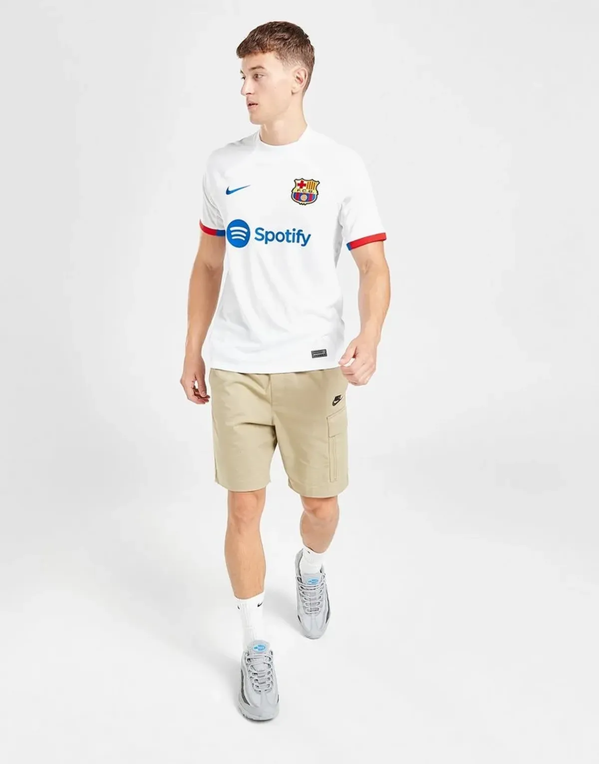camiseta_fc_barcelona_segunda_equipacion_23-24_caminando