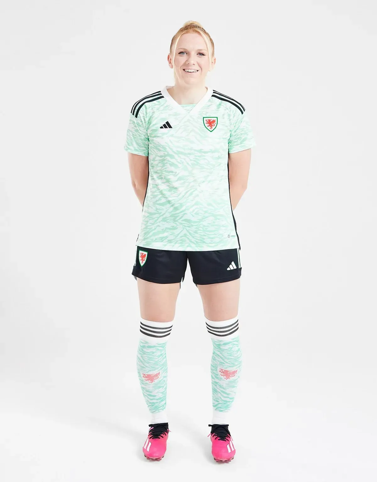 camiseta_gales_reserva_mujer_2023_modelo