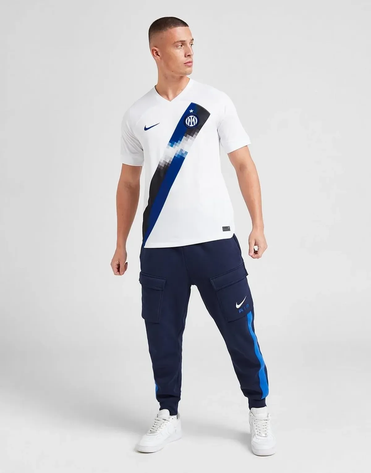 camiseta_inter_milan_segunda_equipacion_23-24_modelo