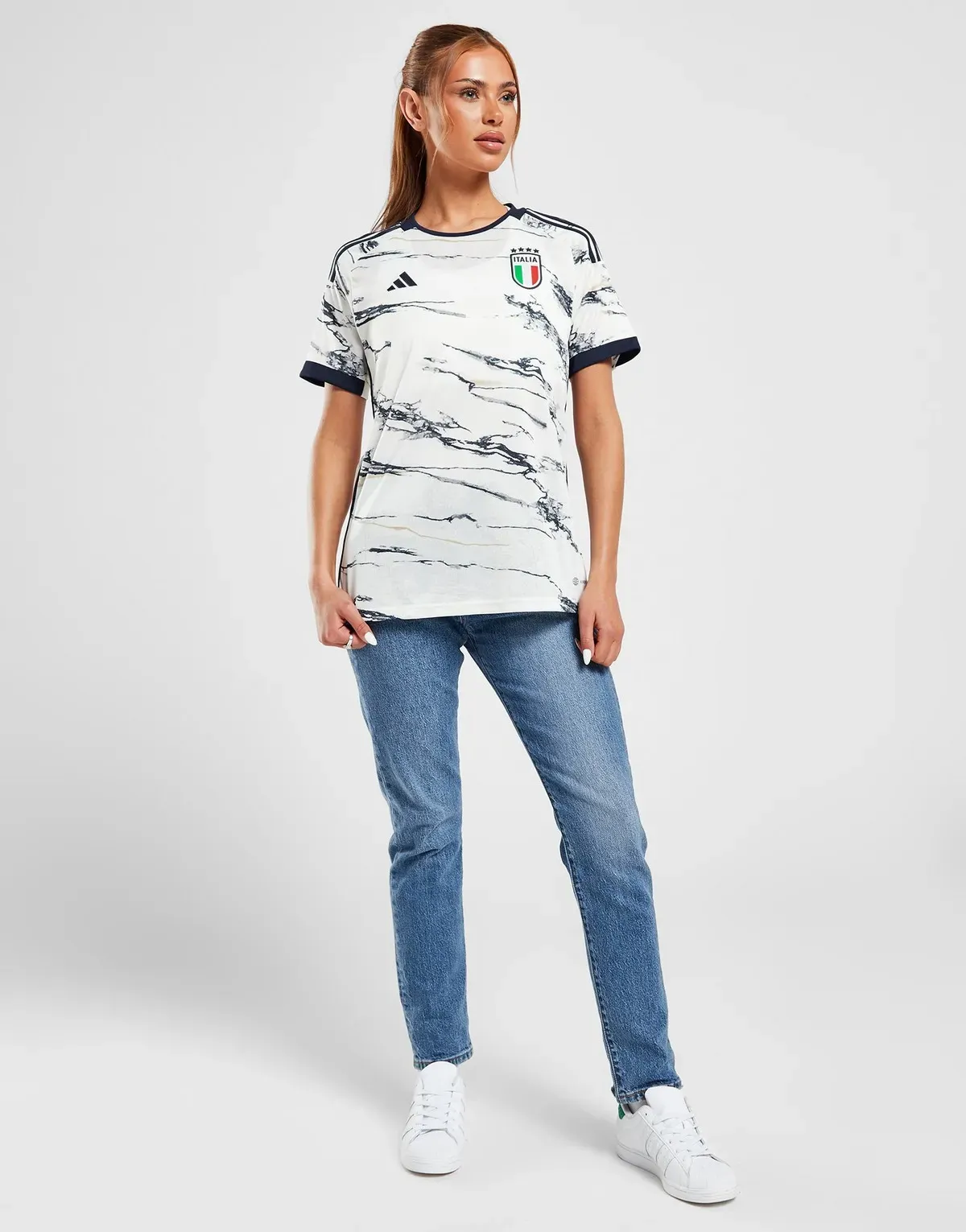 camiseta_italia_reserva_mujer_2023_modelo