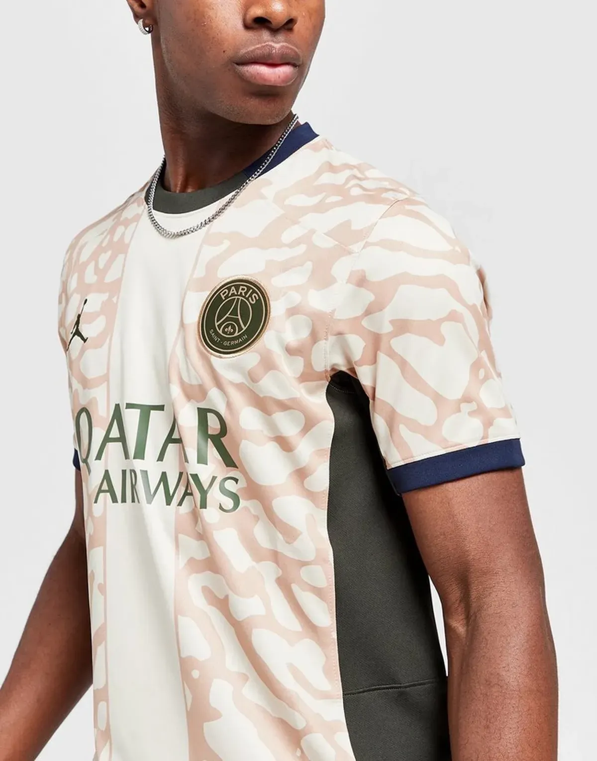 camiseta_jordan_psg_23-24_escudo