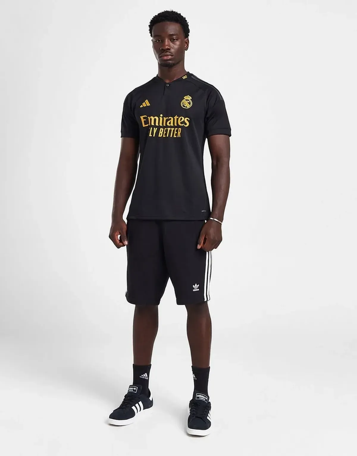 camiseta_real_madrid_tercera_equipacion_23-24_modelo