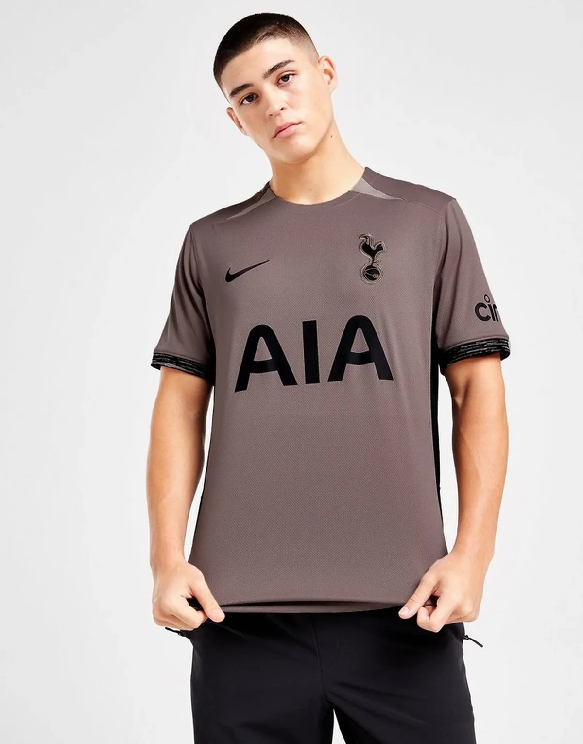 tottenham_hotspurs_tercera_equipacion_23-24_frontal