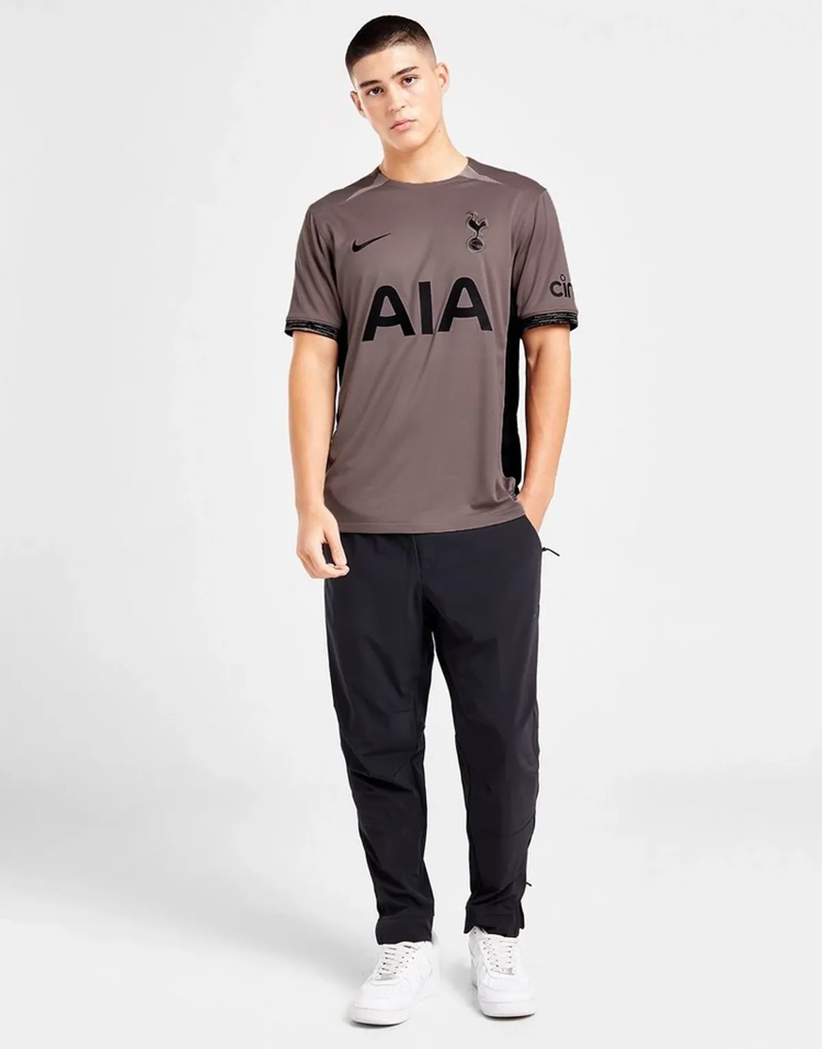 tottenham_hotspurs_tercera_equipacion_23-24_modelo